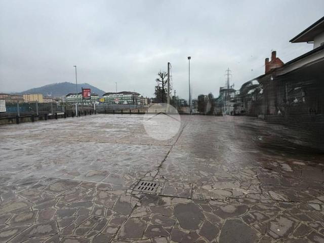 Locale Commerciale in affitto a Albano Sant'alessandro, Lombardia