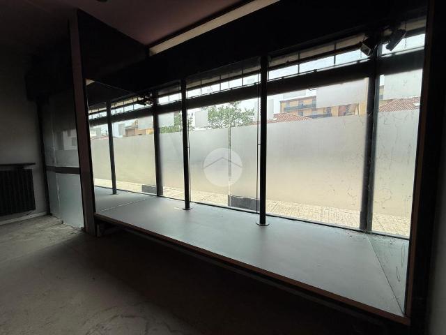 Locale Commerciale in affitto a Albano Sant'alessandro, Lombardia