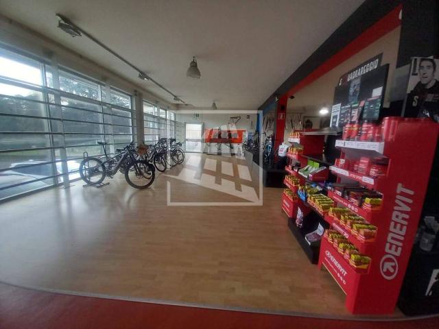 Locale Commerciale in affitto a Colline Matildiche, Re