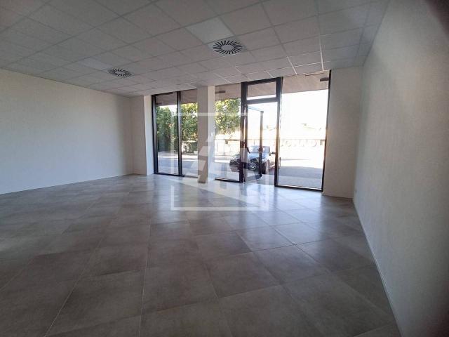 Locale Commerciale in affitto a Colline Matildiche, Re