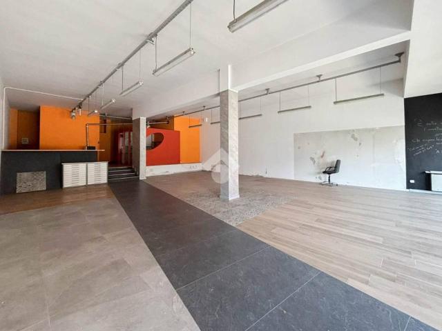 Locale Commerciale in affitto a Albino, Lombardia