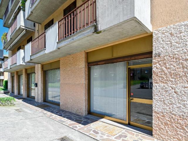 Locale Commerciale in affitto a Albino, Lombardia