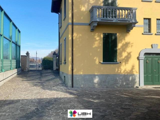 Locale Commerciale in affitto a Valdarno, Albizzate