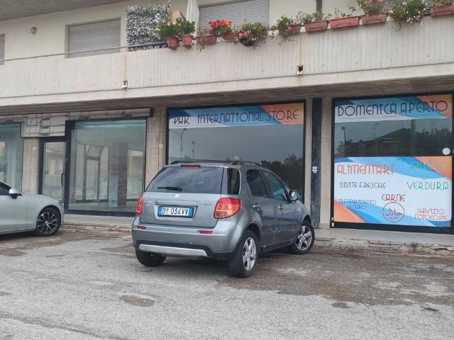 Locale Commerciale in affitto a Marche, Fermo