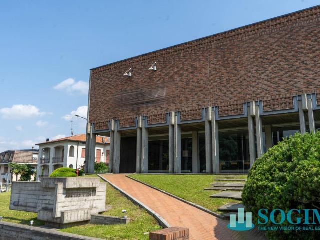 Locale Commerciale in affitto a Alzate Brianza, Lombardia
