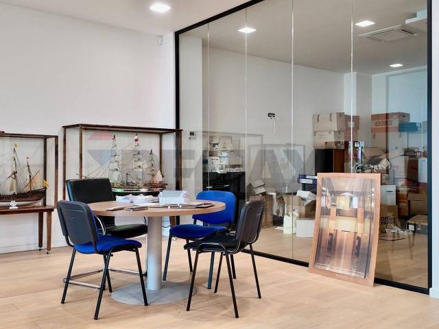 Locale Commerciale in affitto a Marche, Ancona