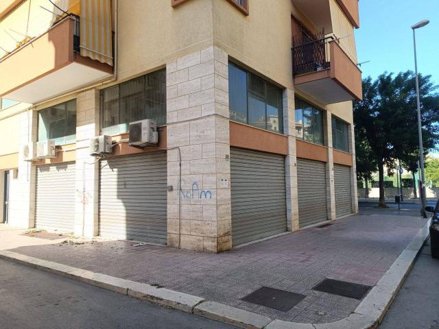 Locale Commerciale in affitto a Puglia, Barletta-andria-trani