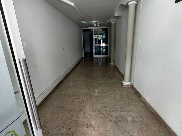 Locale Commerciale in affitto a Puglia, Barletta-andria-trani