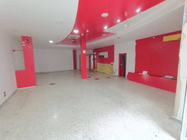 Locale Commerciale in affitto a Puglia, Barletta-andria-trani
