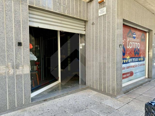 Locale Commerciale in affitto a Puglia, Barletta-andria-trani