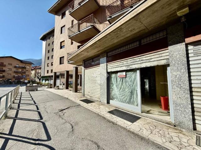Locale Commerciale in affitto a Le Gotrau, Aosta