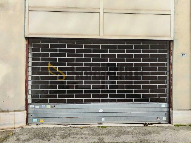 Locale Commerciale in affitto a Guardapasso, Aprilia