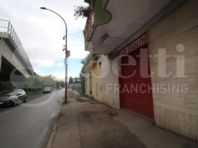 Locale Commerciale in affitto a Arzano, Campania