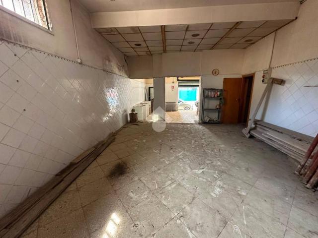 Locale Commerciale in affitto a Arzano, Campania