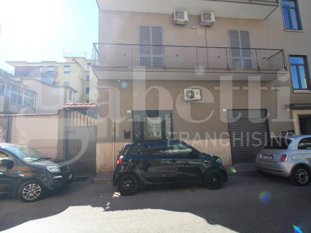 Locale Commerciale in affitto a Arzano, Campania