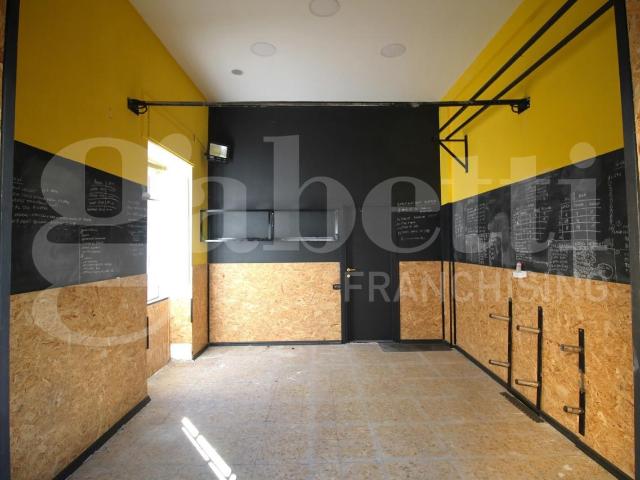 Locale Commerciale in affitto a Arzano, Campania
