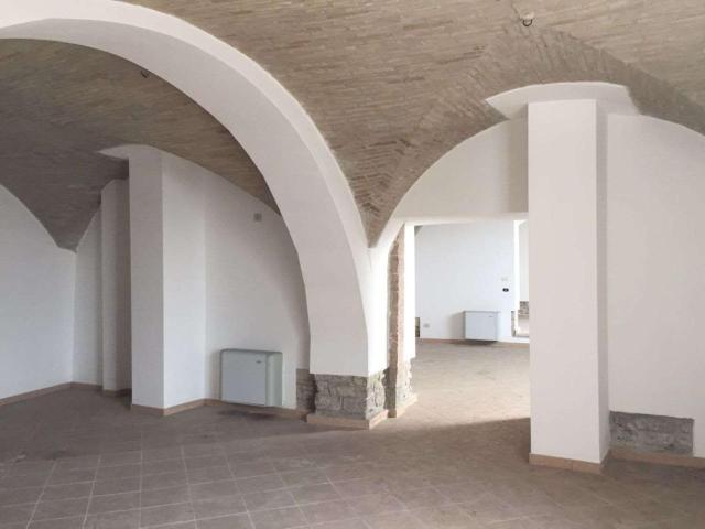 Locale Commerciale in affitto a Valecchie, Assisi