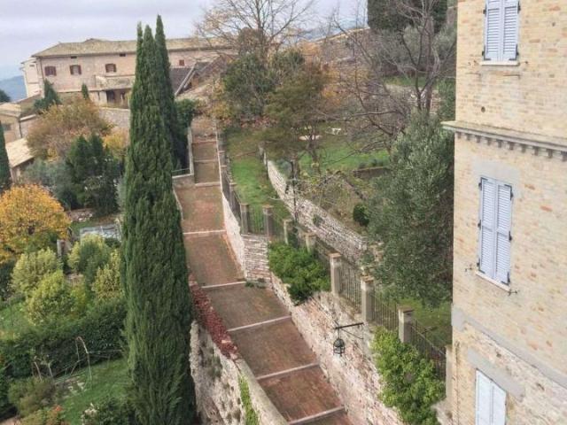 Locale Commerciale in affitto a Assisi, Umbria