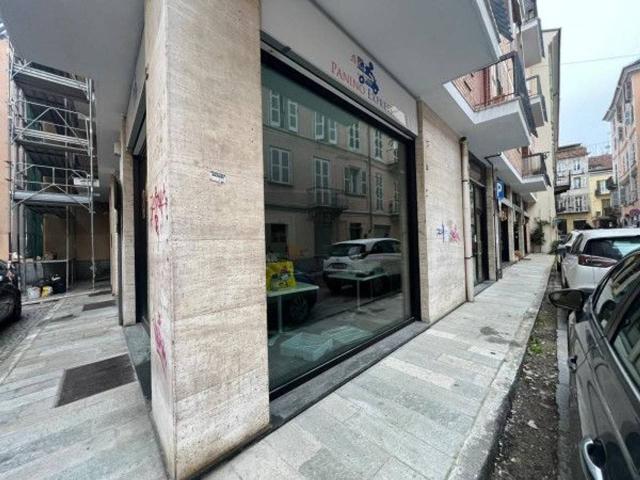 Locale Commerciale in affitto a Rione San Secondo, Piemonte