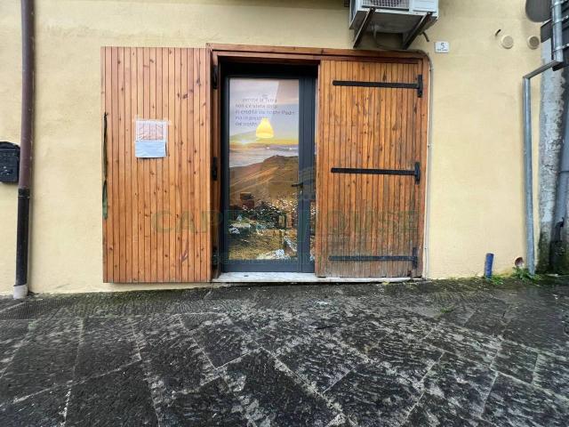 Locale Commerciale in affitto a Atripalda, Campania