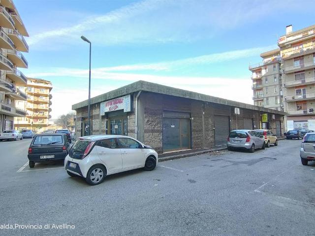 Locale Commerciale in affitto a Atripalda, Campania