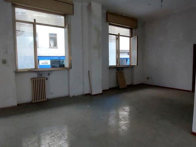 Locale Commerciale in affitto a Avellino, Campania