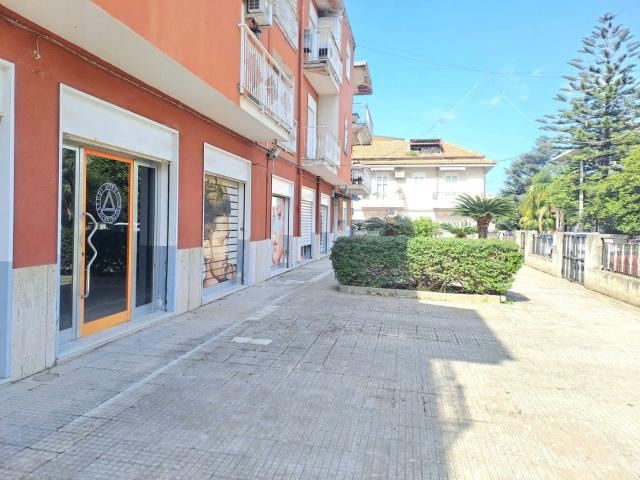 Locale Commerciale in affitto a Sant'Antonio, Barcellona Pozzo Di Gotto