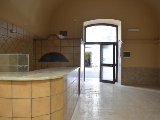 Locale Commerciale in affitto a Municipio 1, Puglia