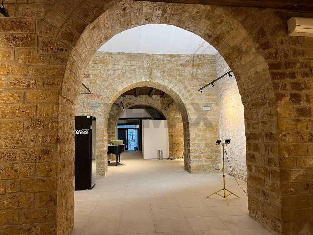 Locale Commerciale in affitto a Municipio 1, Puglia