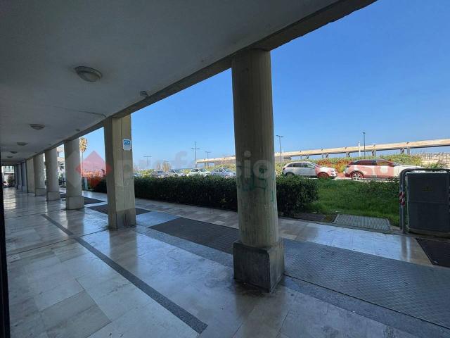 Locale Commerciale in affitto a Municipio 3, Puglia