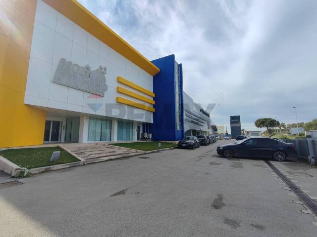Locale Commerciale in affitto a Puglia, Barletta-andria-trani