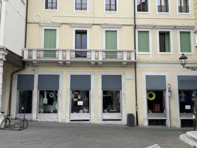 Locale Commerciale in affitto a Pilastroni, Bassano Del Grappa