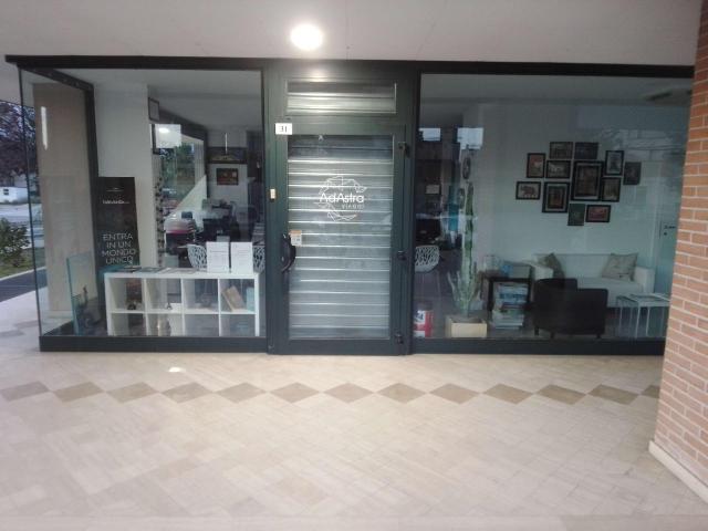 Locale Commerciale in affitto a Santa Lucia, Bastia Umbra