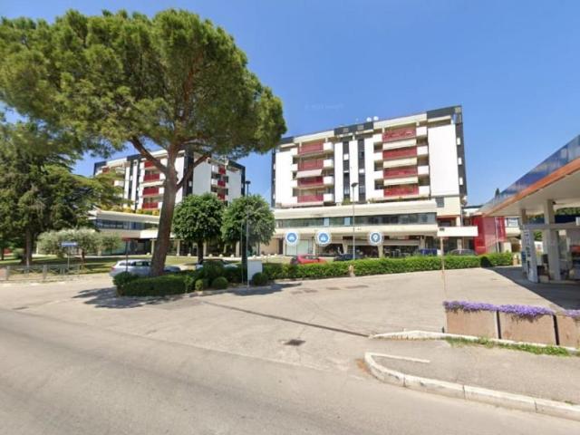 Locale Commerciale in affitto a Santa Lucia, Bastia Umbra