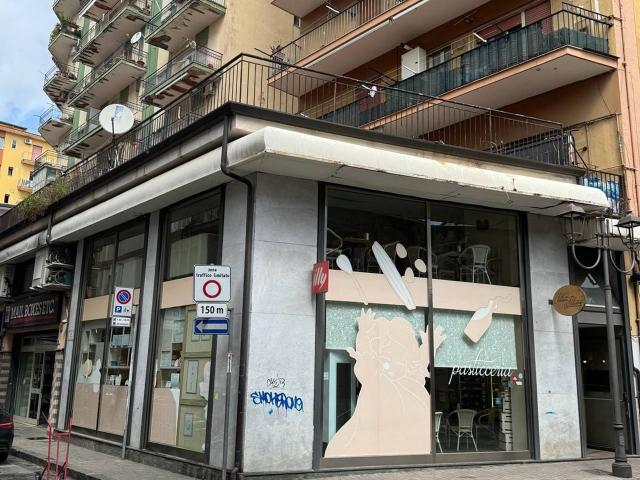 Locale Commerciale in affitto a Olevano Sul Tusciano, Campania