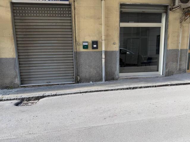Locale Commerciale in affitto a Rione Sant'Anna, Olevano Sul Tusciano