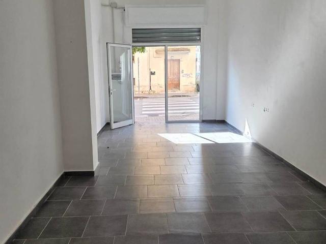Locale Commerciale in affitto a Olevano Sul Tusciano, Campania