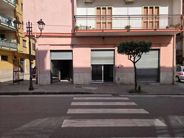 Locale Commerciale in affitto a Olevano Sul Tusciano, Campania