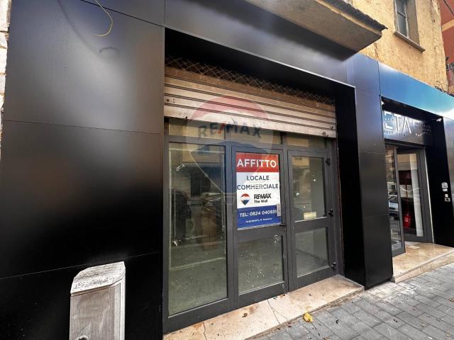 Locale Commerciale in affitto a Benevento, Campania
