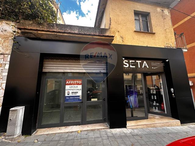 Locale Commerciale in affitto a Benevento, Campania