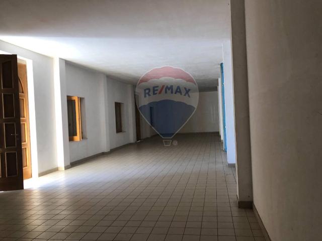 Locale Commerciale in affitto a Benevento, Campania