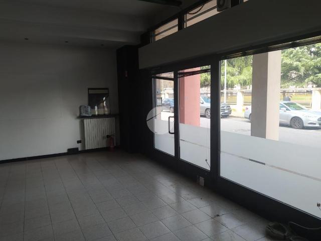 Locale Commerciale in affitto a Bergamo, Lombardia