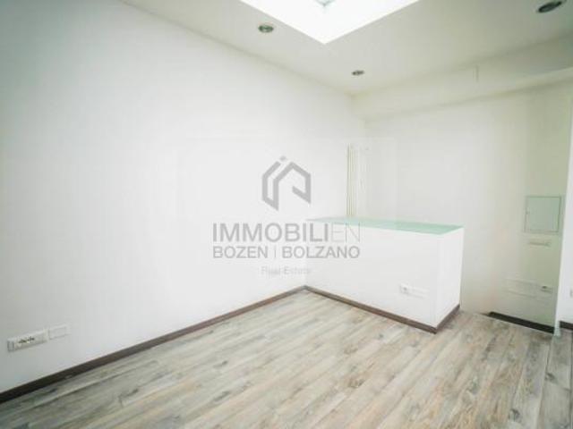 Locale Commerciale in affitto a Centro-Piani-Rencio - Zentrum-Bozner Boden-Rentsch, Bolzano - Bozen