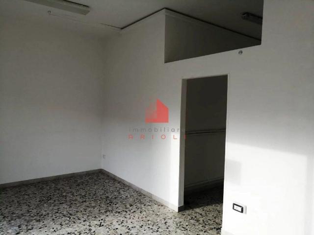 Locale Commerciale in affitto a Borgo Mantovano, Villa Poma