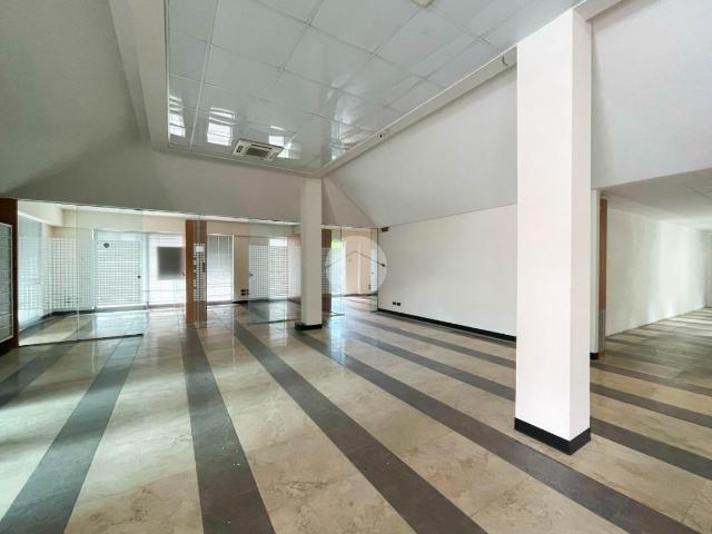 Locale Commerciale in affitto a Botticino, Lombardia