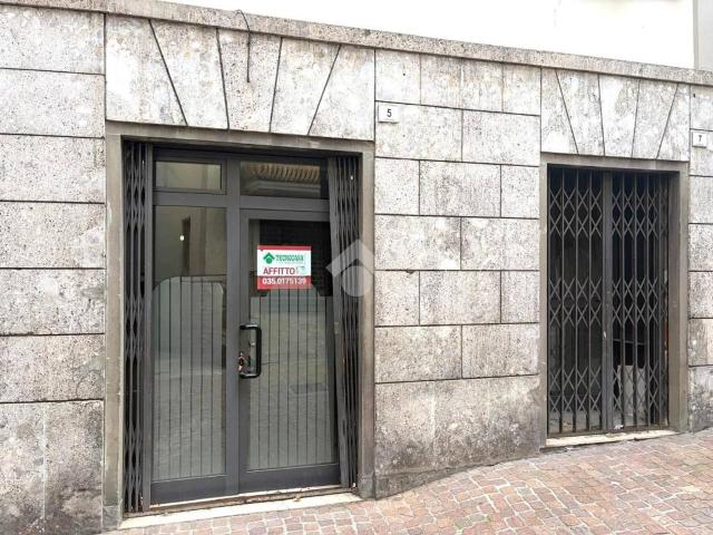 Locale Commerciale in affitto a Comunità montana della valle Camonica, Breno