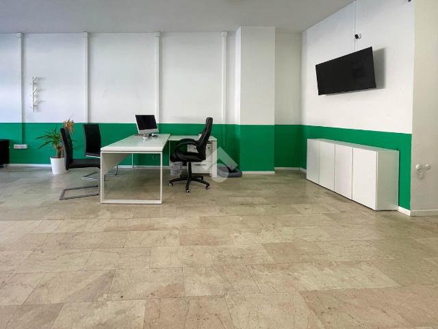 Locale Commerciale in affitto a Zona Est, Brescia