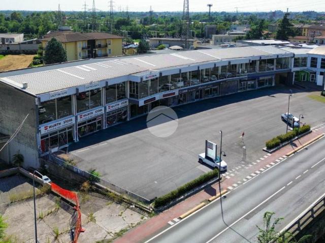 Locale Commerciale in affitto a Zona Est, Brescia