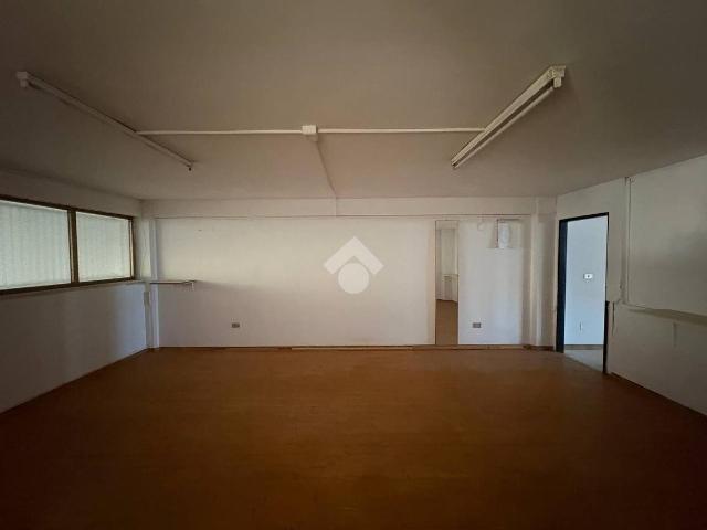 Locale Commerciale in affitto a Cappuccini, Puglia