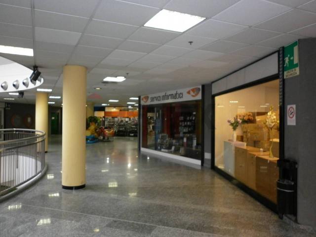Locale Commerciale in affitto a Moncucco, Brugherio